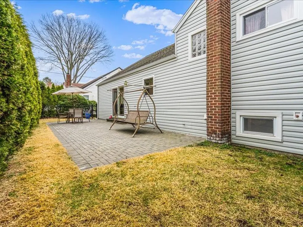 6 Griffin Lane East Williston NY 11596