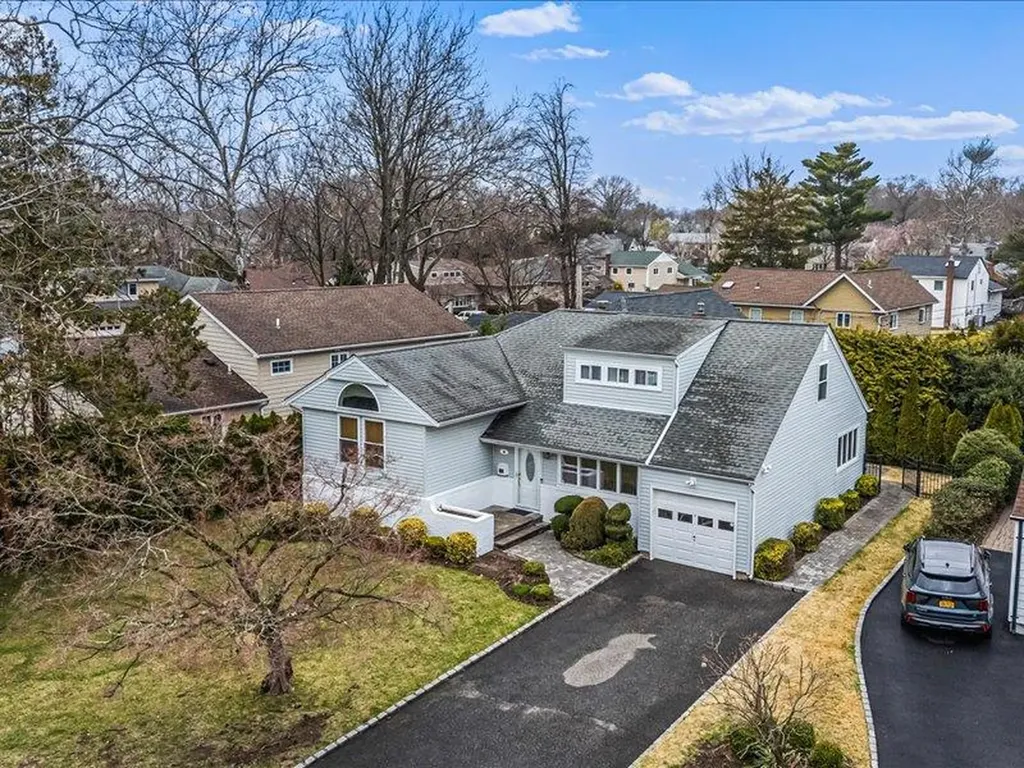 6 Griffin Lane East Williston NY 11596
