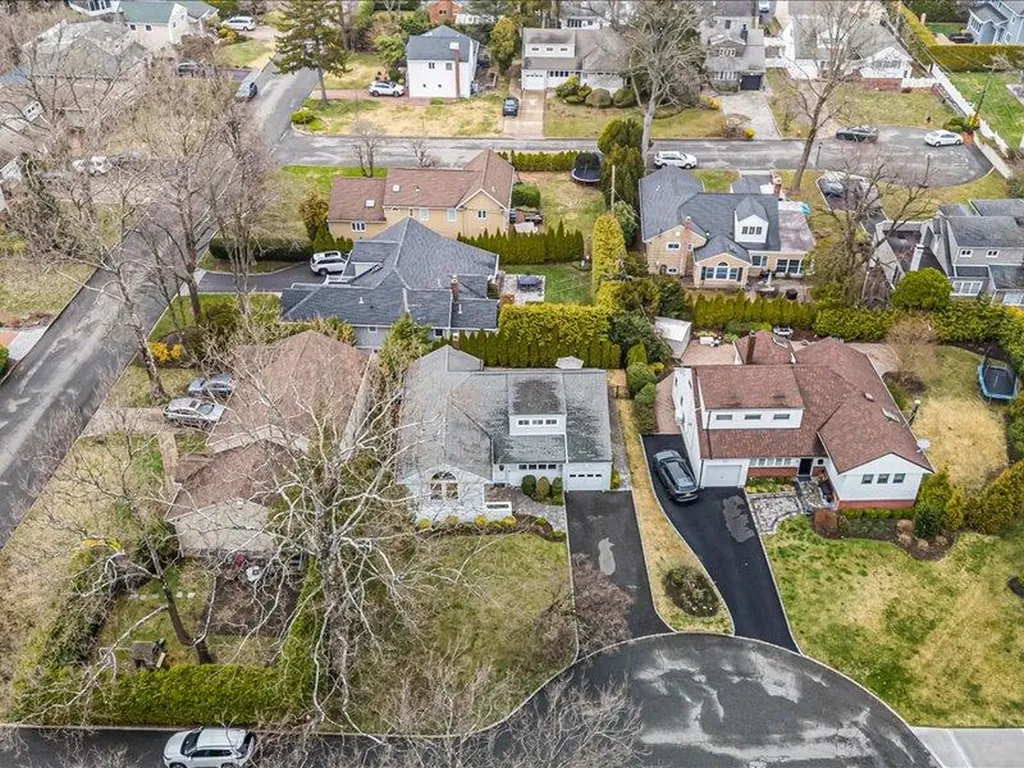 6 Griffin Lane East Williston NY 11596