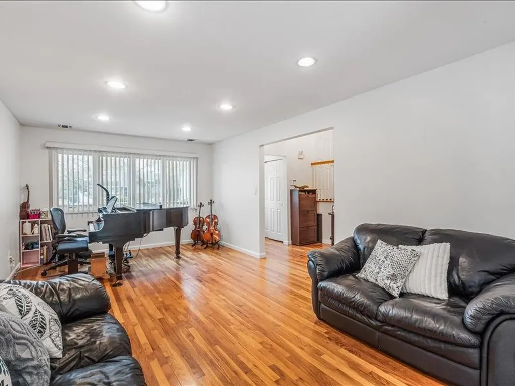 6 Griffin Lane East Williston NY 11596