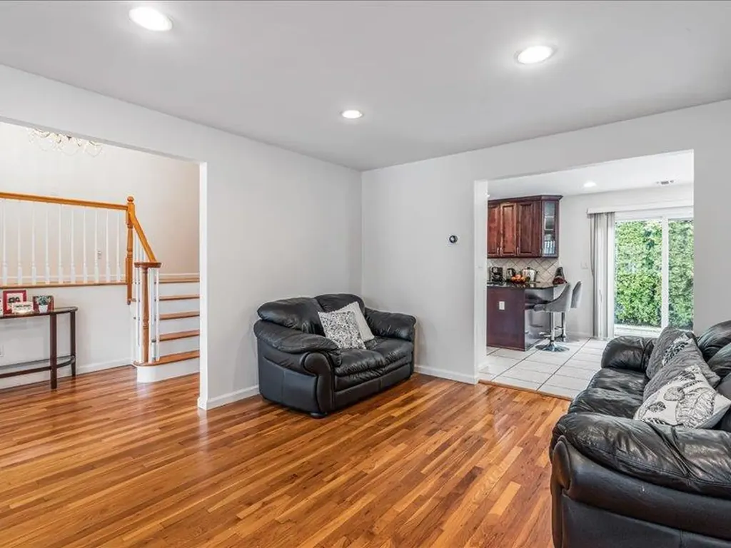 6 Griffin Lane East Williston NY 11596
