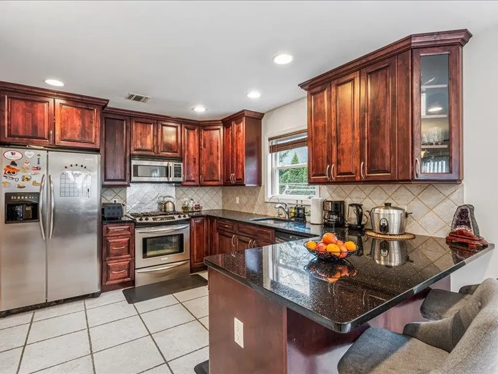 6 Griffin Lane East Williston NY 11596