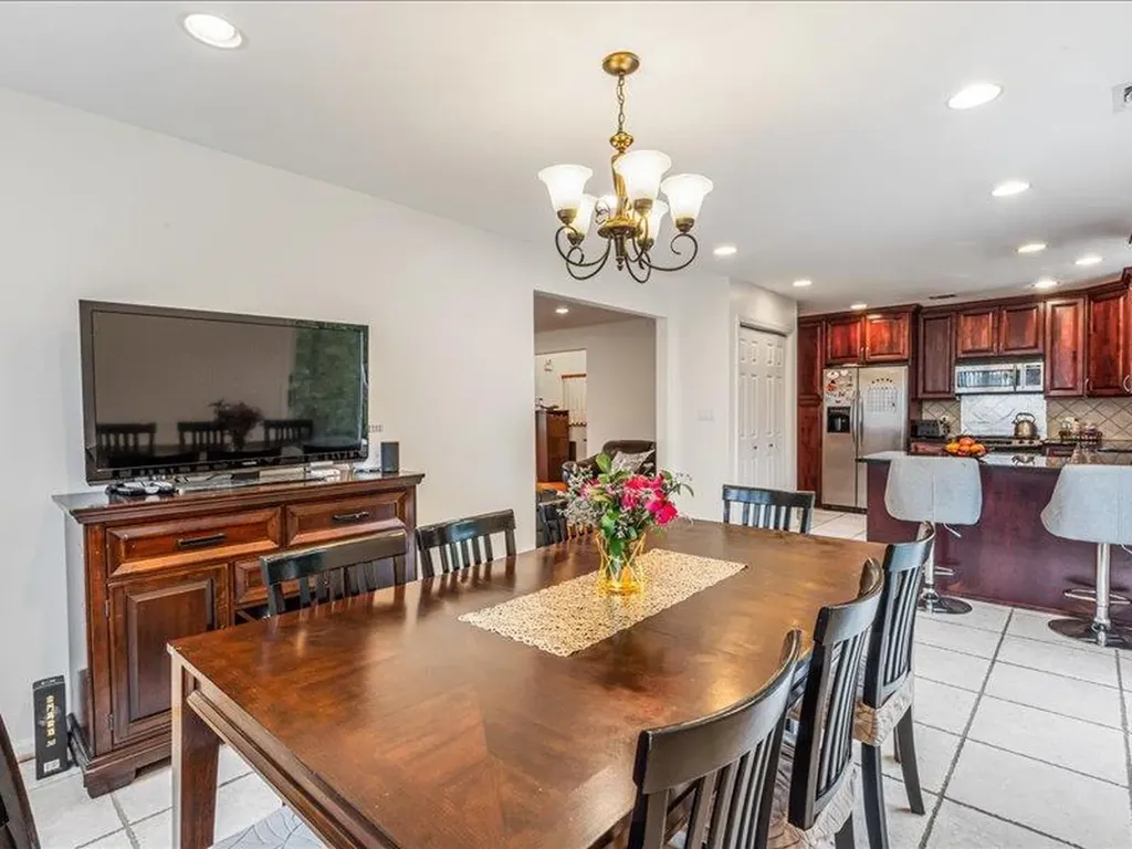6 Griffin Lane East Williston NY 11596