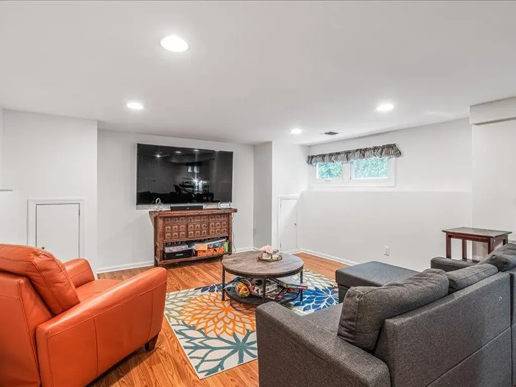 6 Griffin Lane East Williston NY 11596