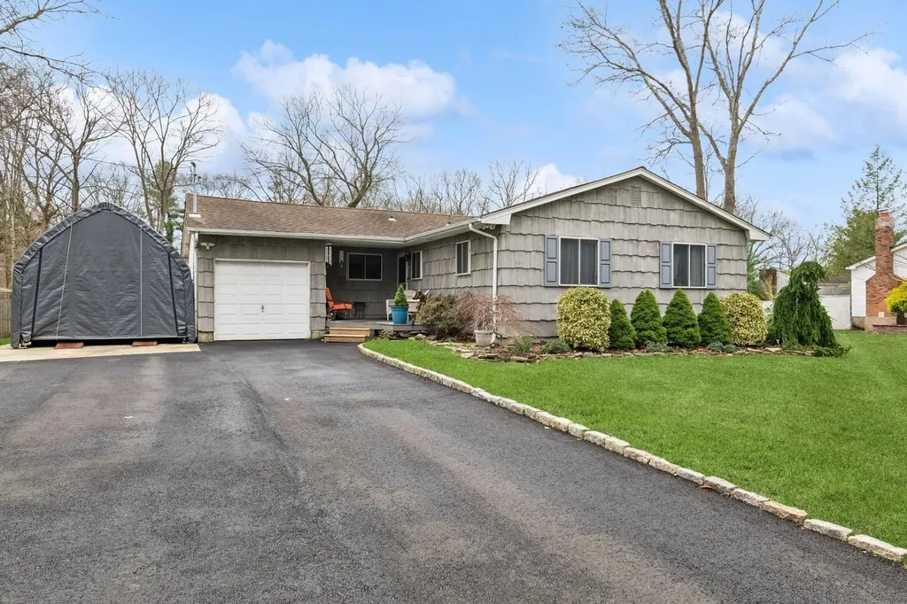 1320 Spur Drive S Islip NY 11751