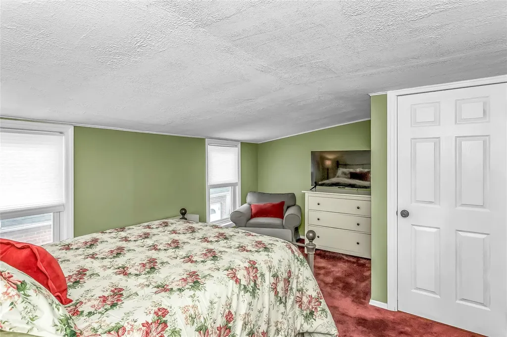 17 Hillside Avenue Lynbrook NY 11563