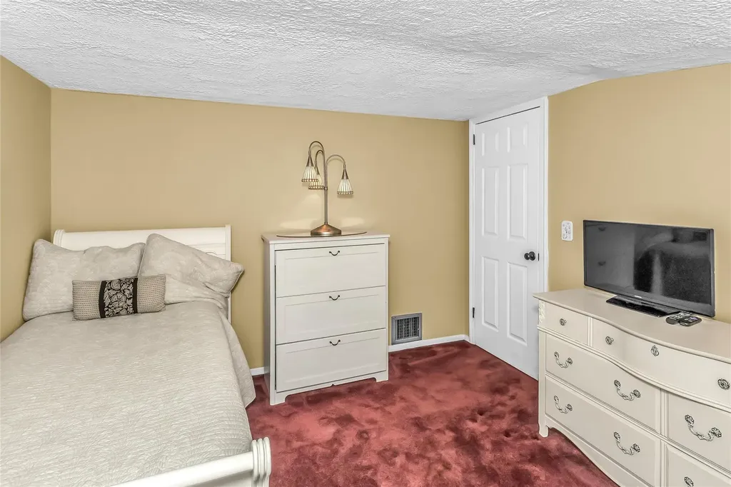17 Hillside Avenue Lynbrook NY 11563
