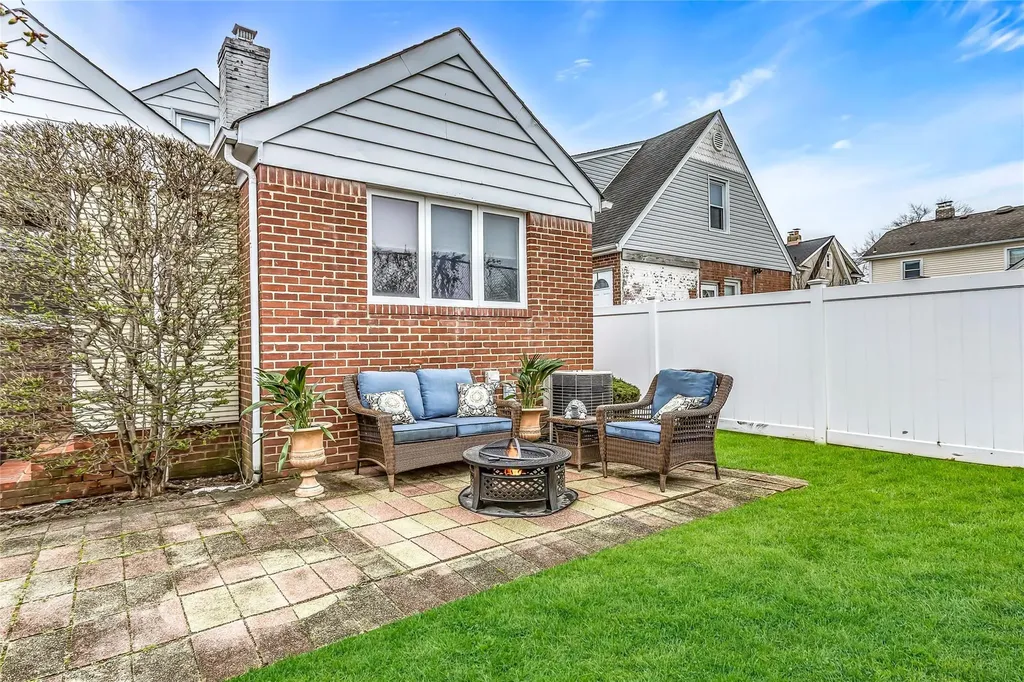 17 Hillside Avenue Lynbrook NY 11563