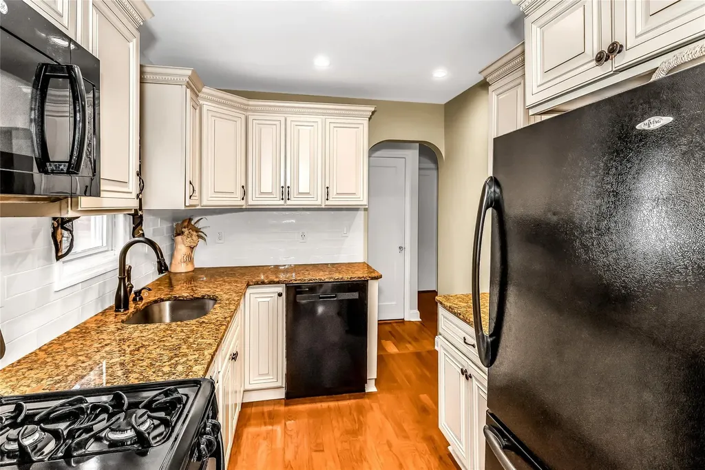 17 Hillside Avenue Lynbrook NY 11563