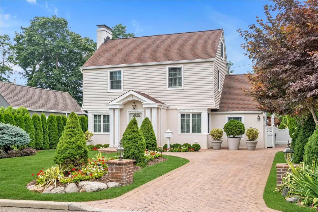 9 Robin Road Manhasset NY 11030
