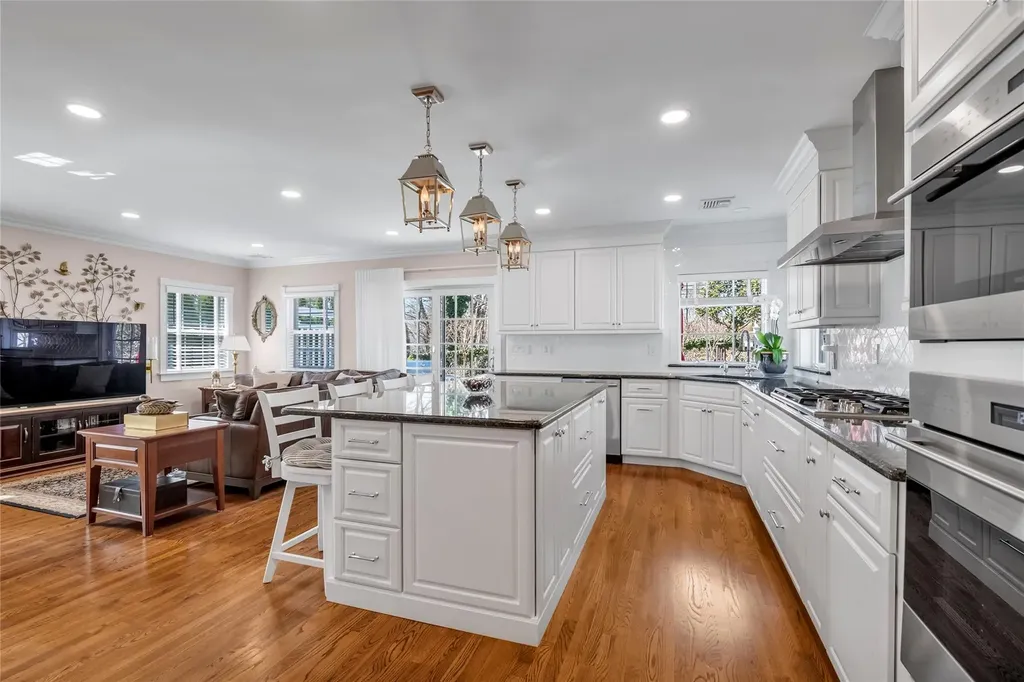 9 Robin Road Manhasset NY 11030