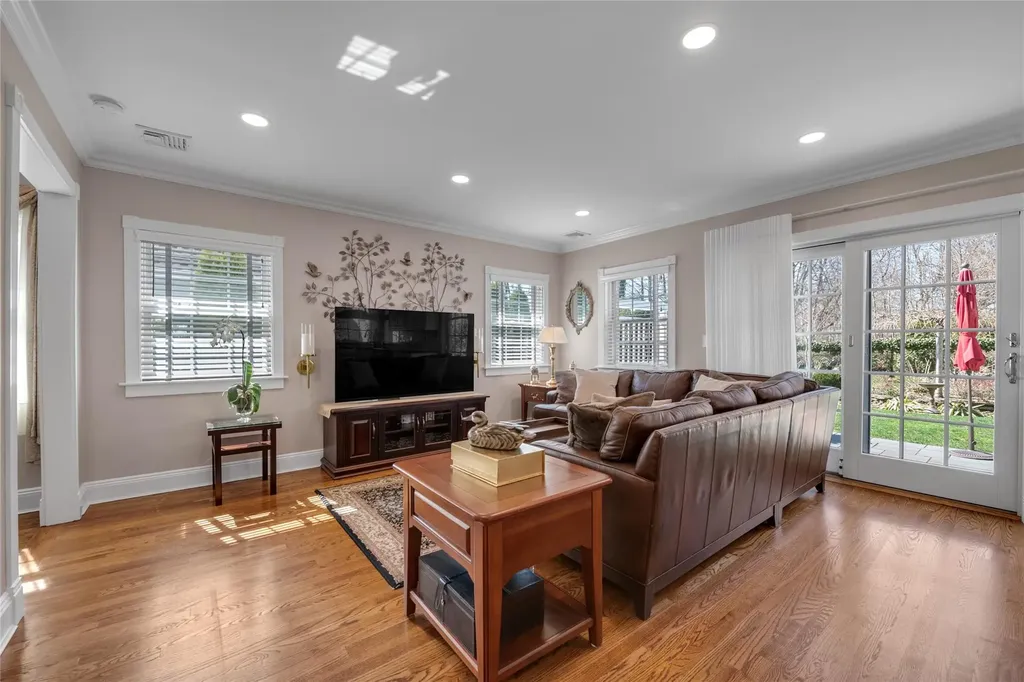 9 Robin Road Manhasset NY 11030