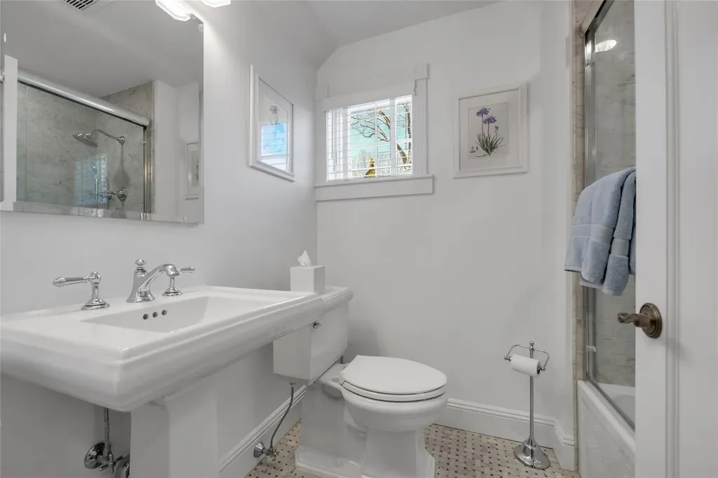 9 Robin Road Manhasset NY 11030