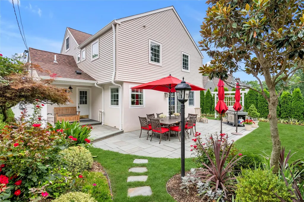 9 Robin Road Manhasset NY 11030