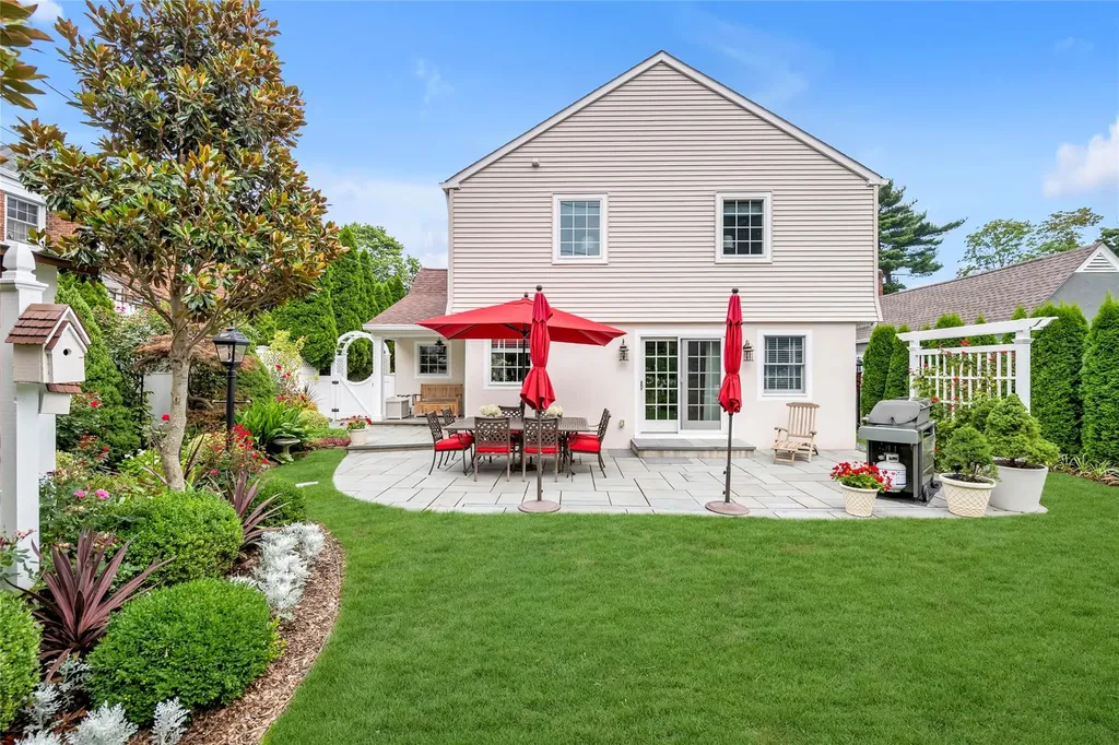 9 Robin Road Manhasset NY 11030
