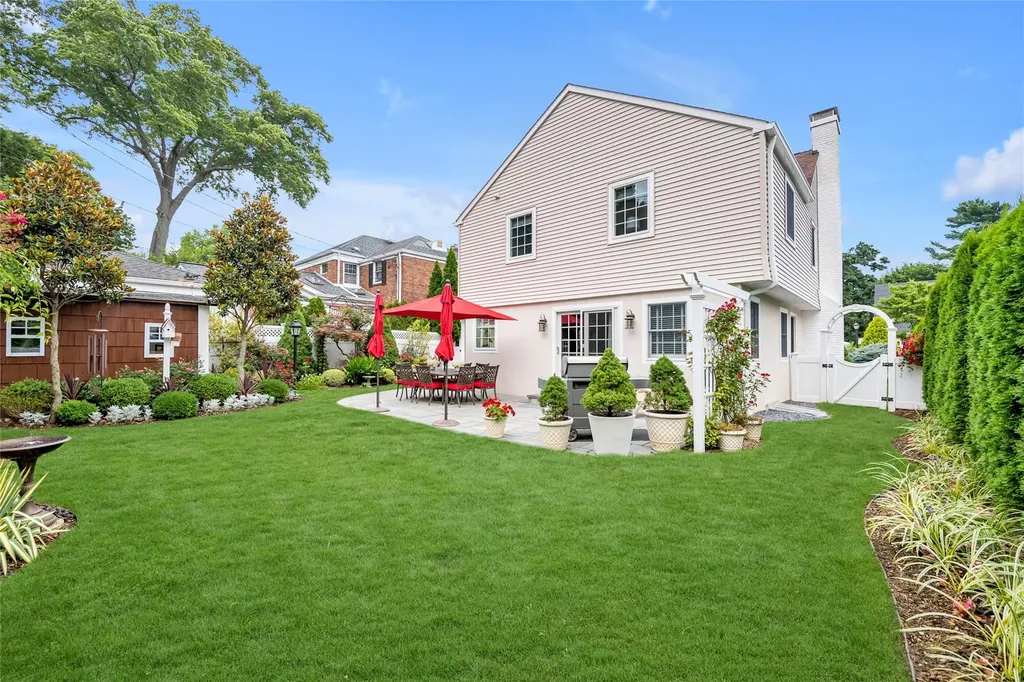 9 Robin Road Manhasset NY 11030