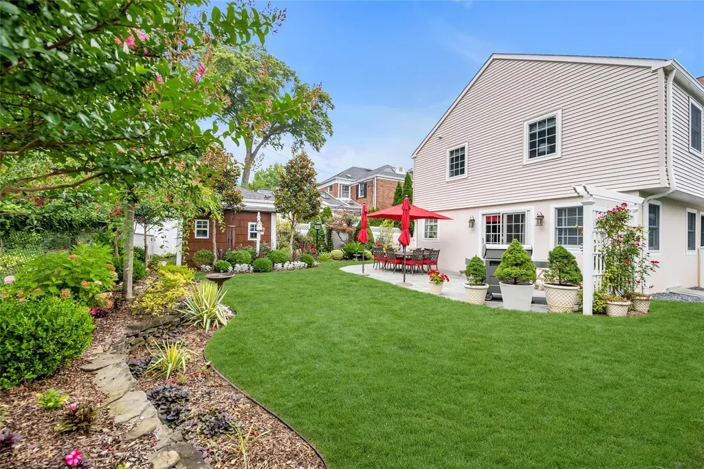 9 Robin Road Manhasset NY 11030