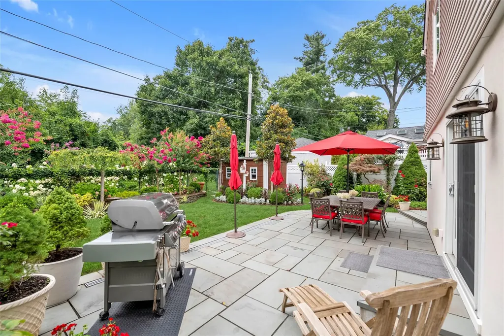 9 Robin Road Manhasset NY 11030