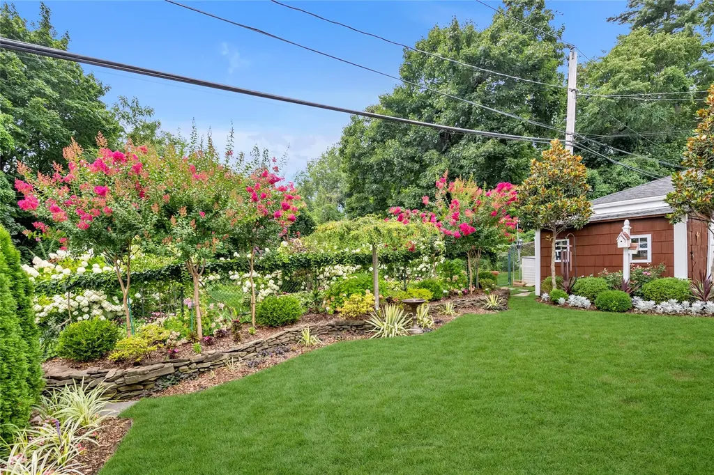 9 Robin Road Manhasset NY 11030