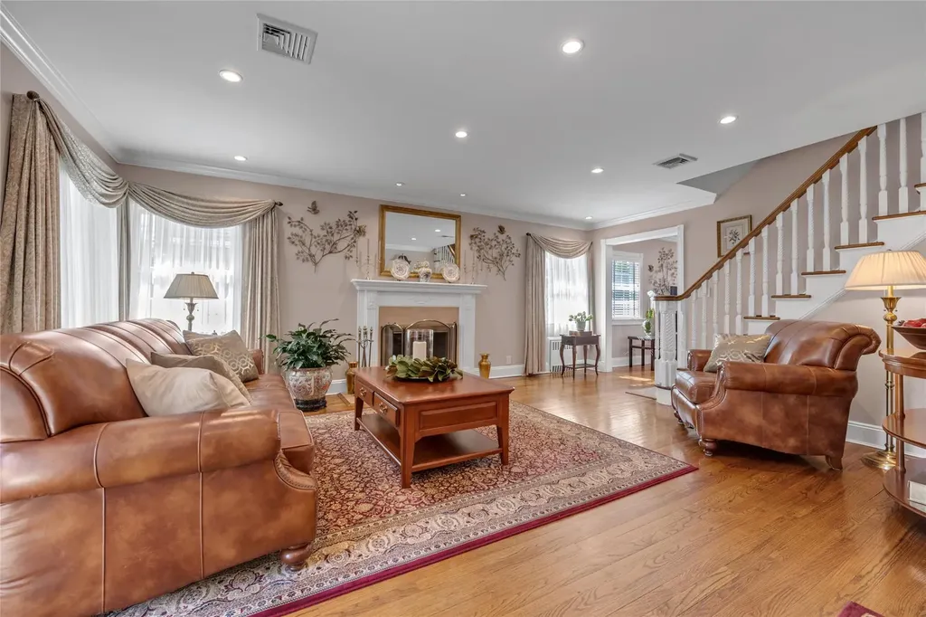 9 Robin Road Manhasset NY 11030