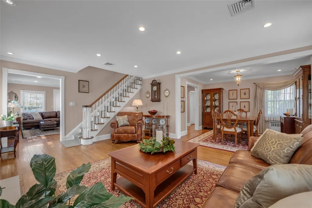 9 Robin Road Manhasset NY 11030