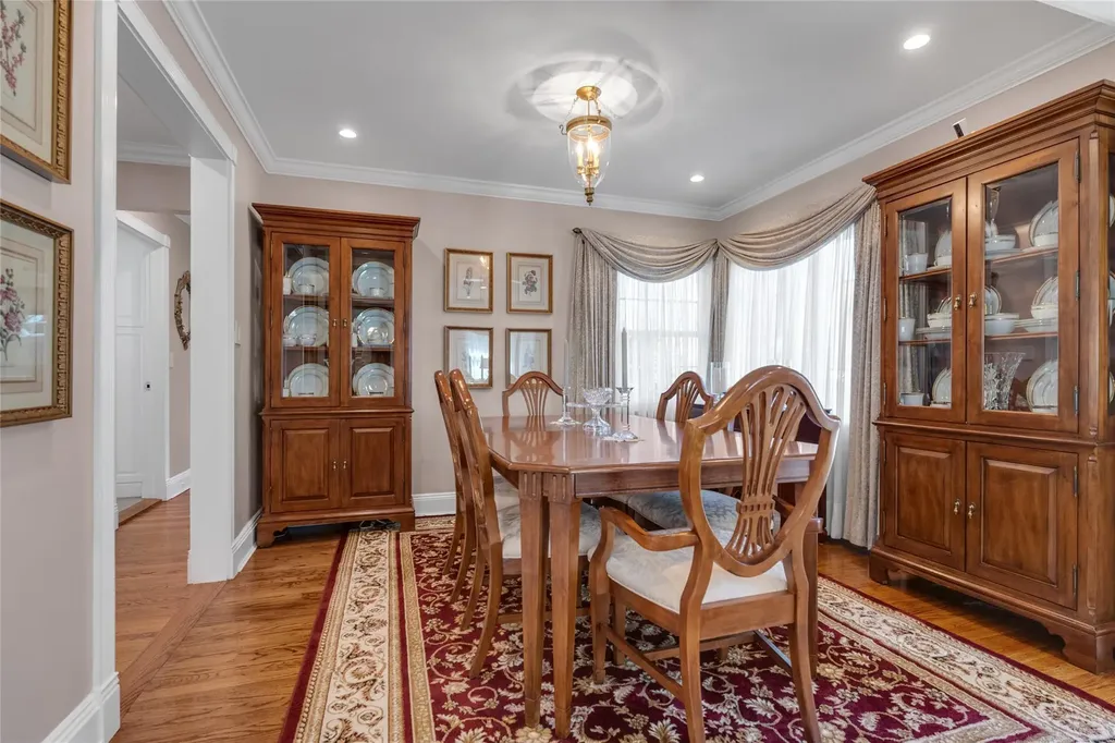 9 Robin Road Manhasset NY 11030