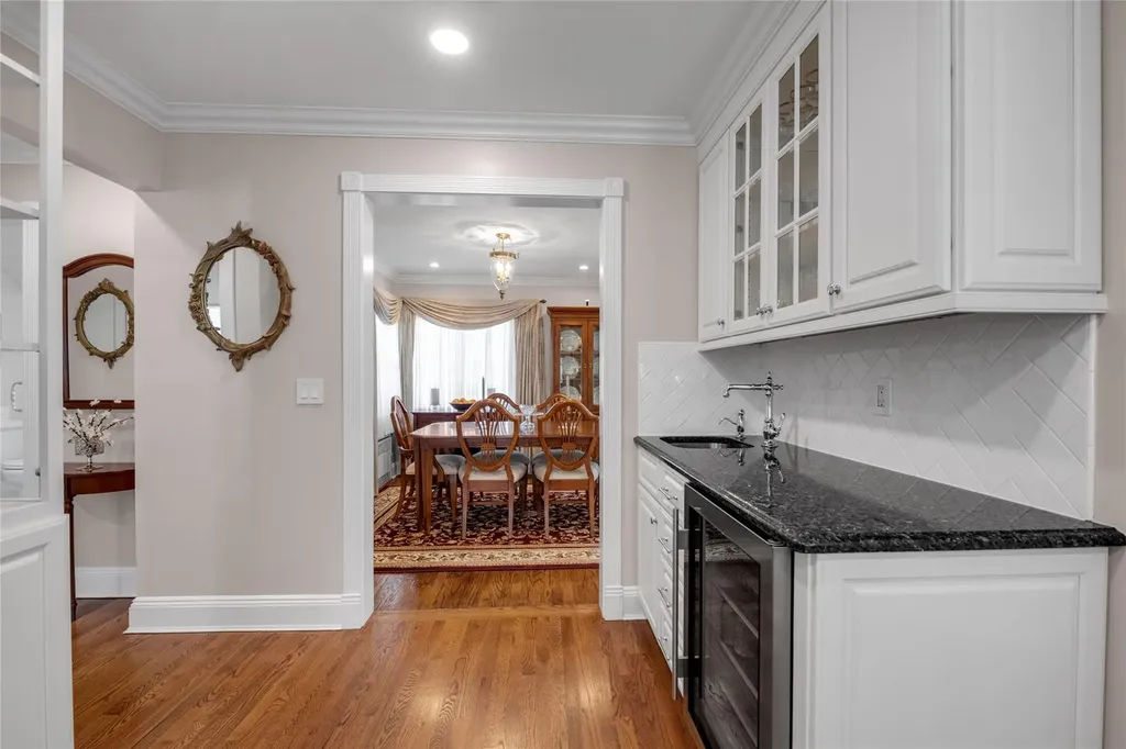9 Robin Road Manhasset NY 11030