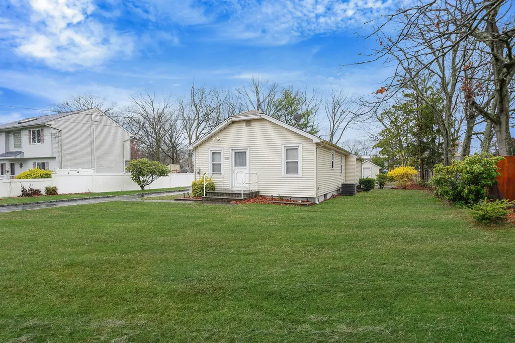 622 Sandra Avenue West Islip NY 11795