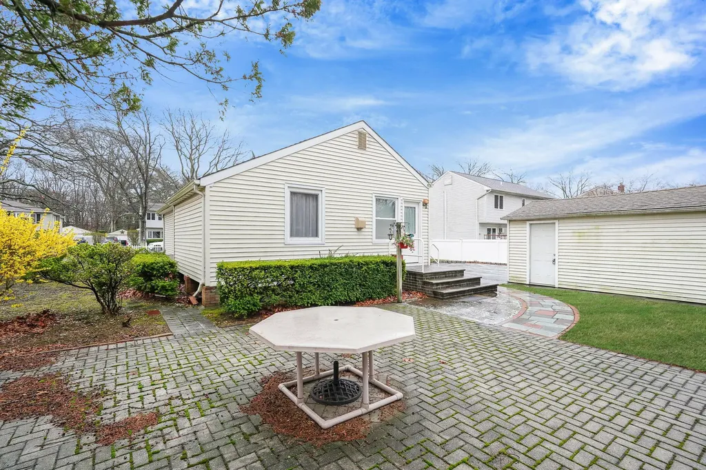 622 Sandra Avenue West Islip NY 11795