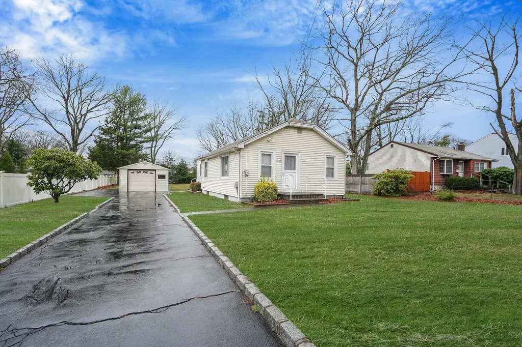 622 Sandra Avenue West Islip NY 11795