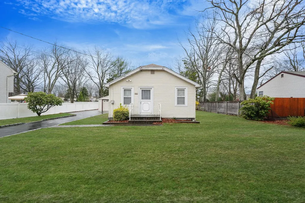 622 Sandra Avenue West Islip NY 11795