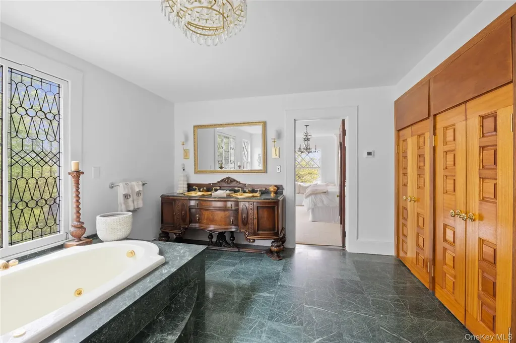 10 Pine Path Port Jefferson NY 11777