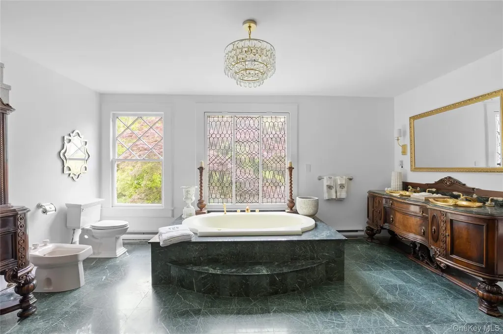 10 Pine Path Port Jefferson NY 11777