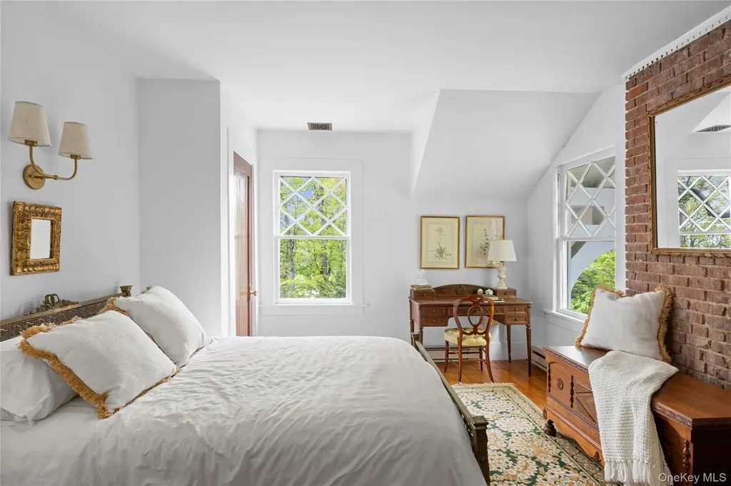 10 Pine Path Port Jefferson NY 11777