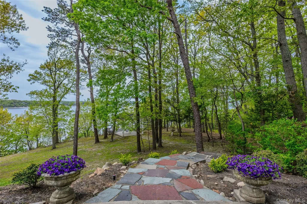 10 Pine Path Port Jefferson NY 11777