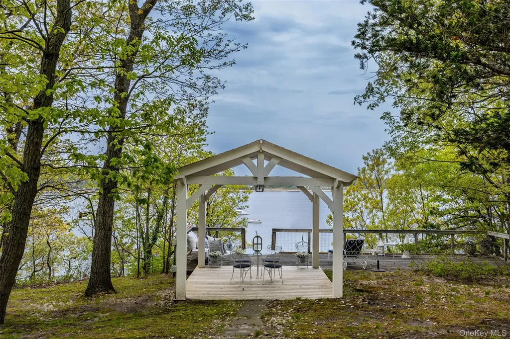 10 Pine Path Port Jefferson NY 11777
