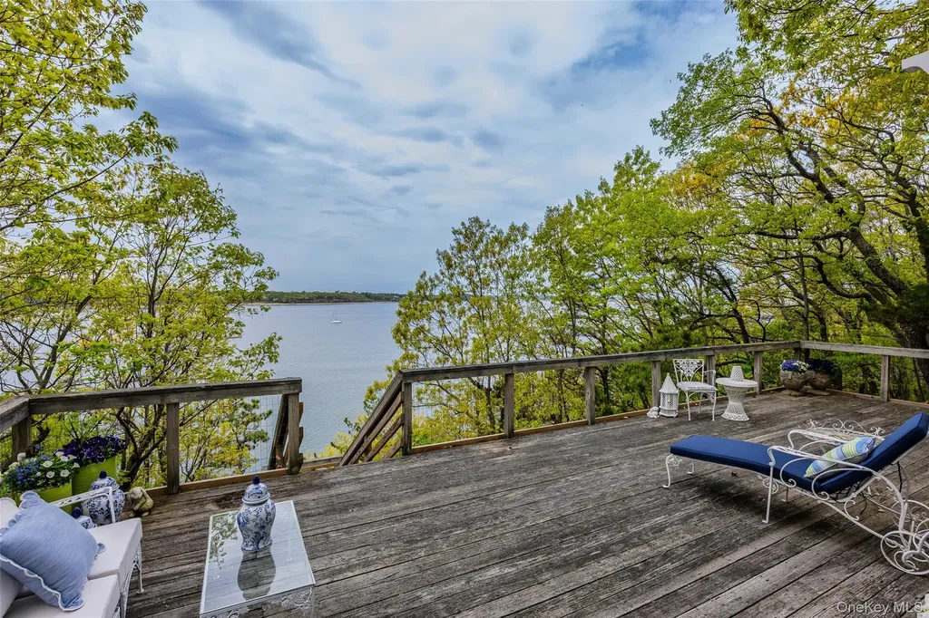 10 Pine Path Port Jefferson NY 11777