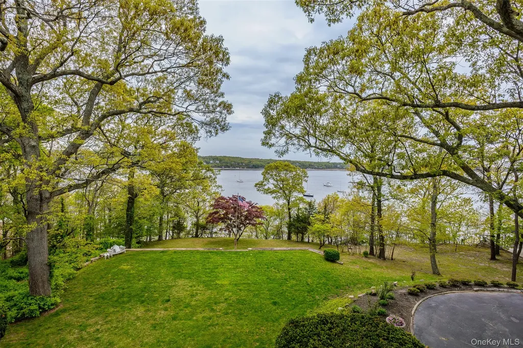 10 Pine Path Port Jefferson NY 11777