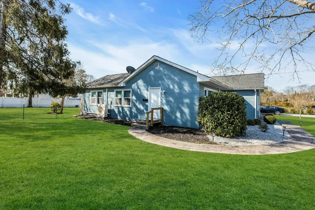 13 Argonne Road W Hampton Bays NY 11946