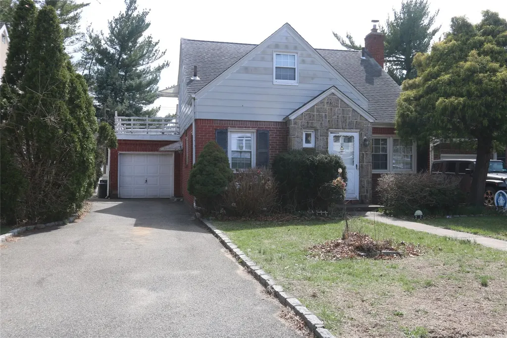 22 Primrose Drive New Hyde Park NY 11040