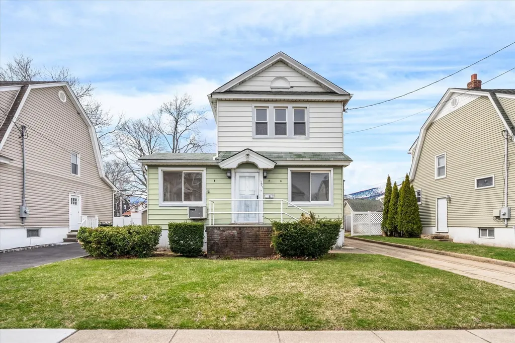 395 Hewlett Parkway Hewlett NY 11557