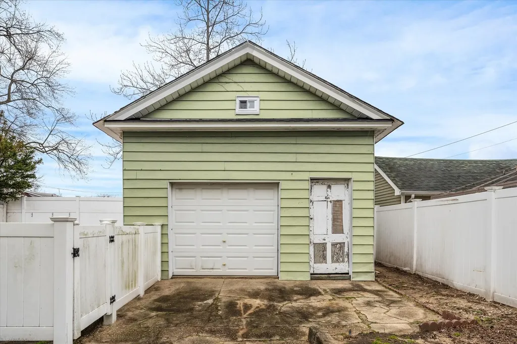 395 Hewlett Parkway Hewlett NY 11557
