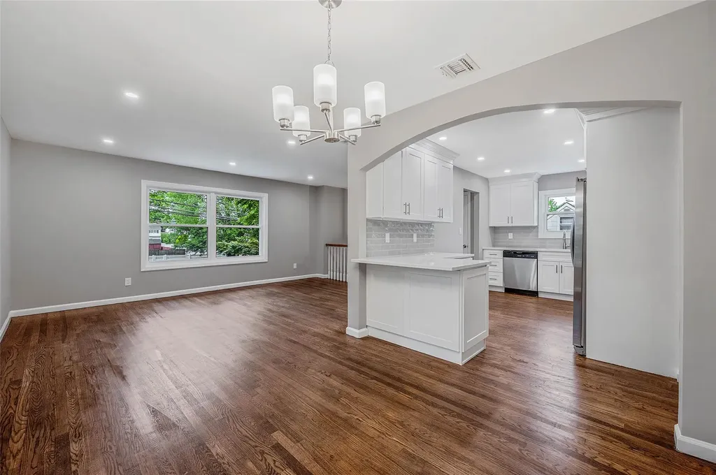 116 Amsterdam Avenue West Babylon NY 11704