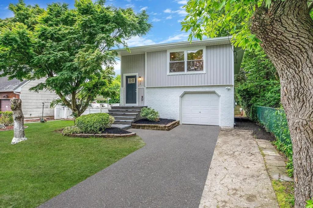 116 Amsterdam Avenue West Babylon NY 11704