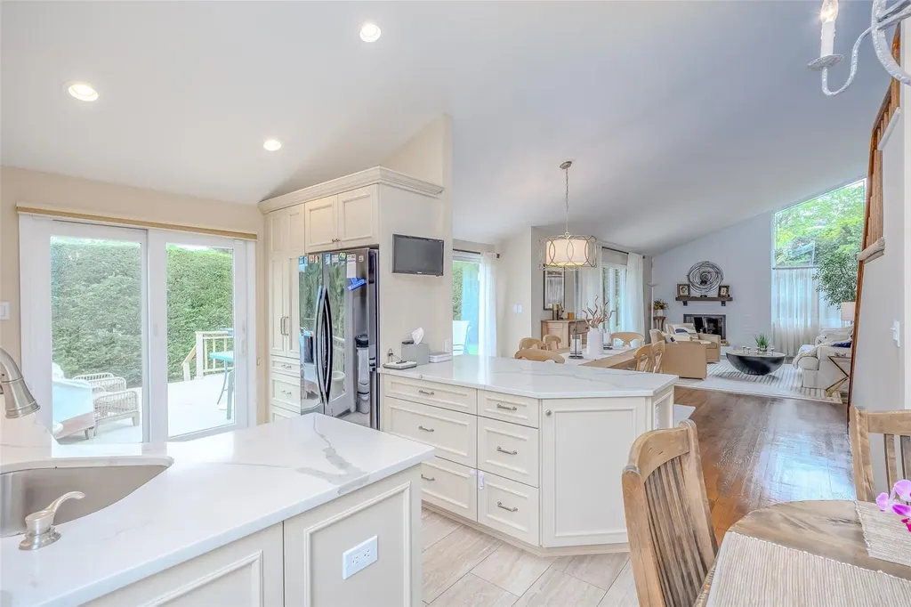 36 Randy Lane Plainview NY 11803