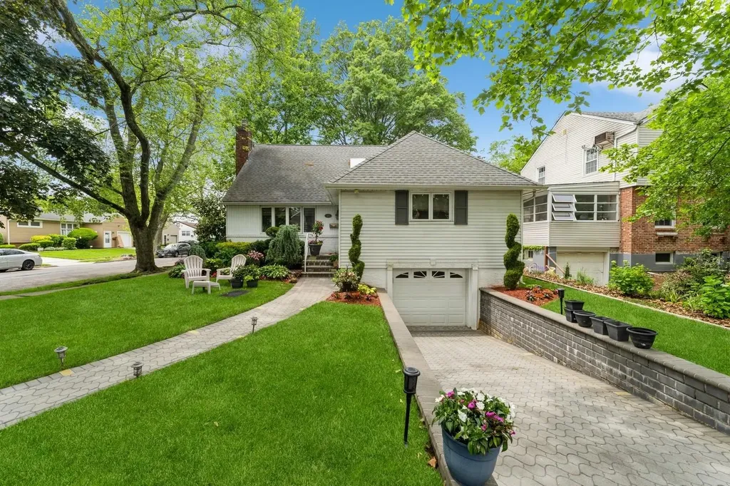 18 Hawthorne Lane Valley Stream NY 11581