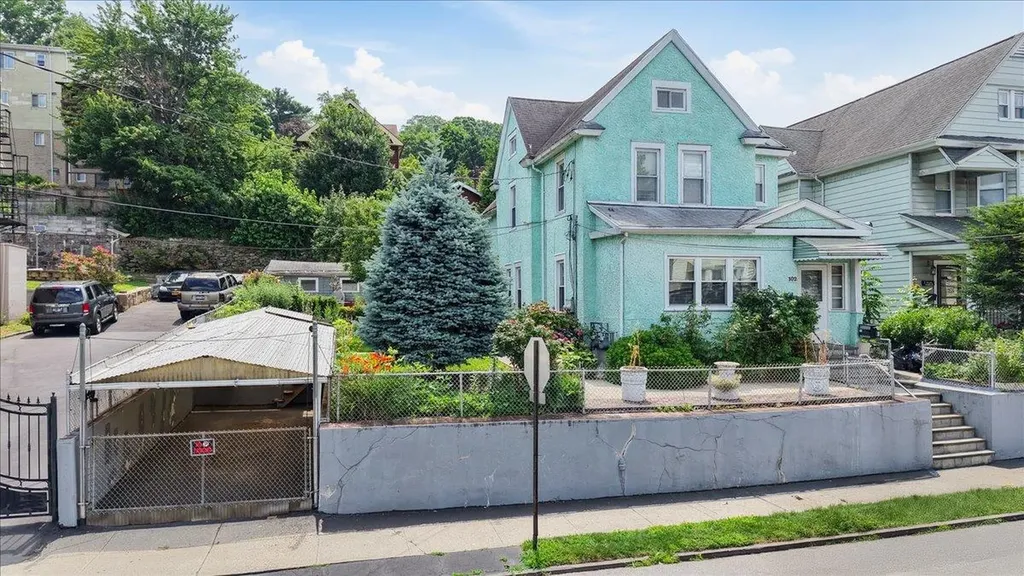 102 Burhans Avenue Yonkers NY 10701
