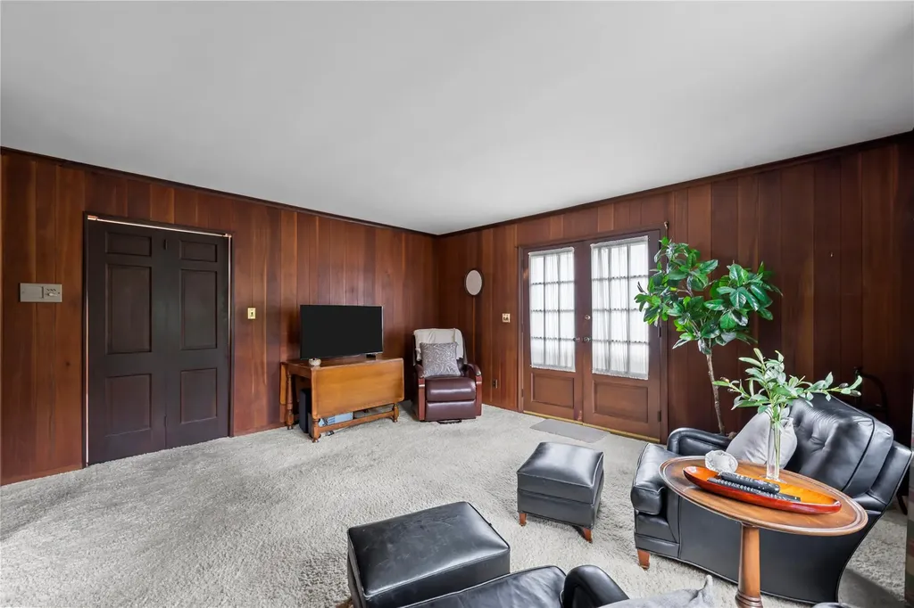 520 Chauncey Lane Lawrence NY 11559