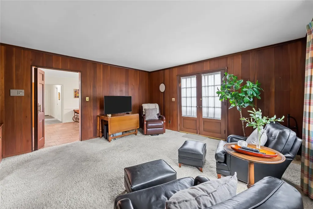 520 Chauncey Lane Lawrence NY 11559