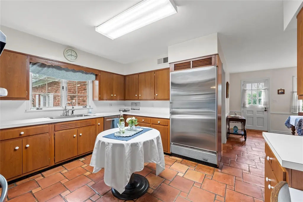 520 Chauncey Lane Lawrence NY 11559